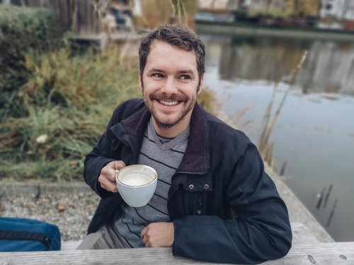 Uomo che beve sul lago